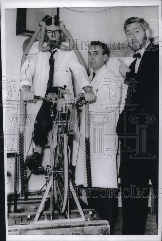 1966 Press Photo Dr. Robert Goldsmith with a demonstration for Olympics - Historic Images