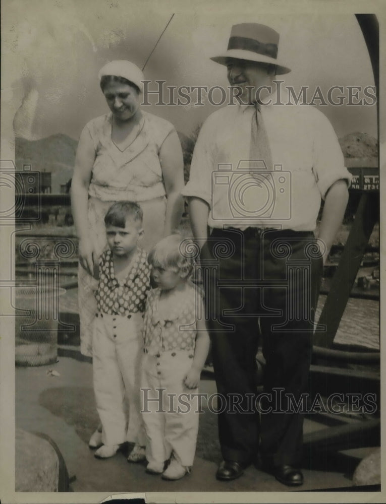 1922 Press Photo A man & his wife with two small children - Historic Images