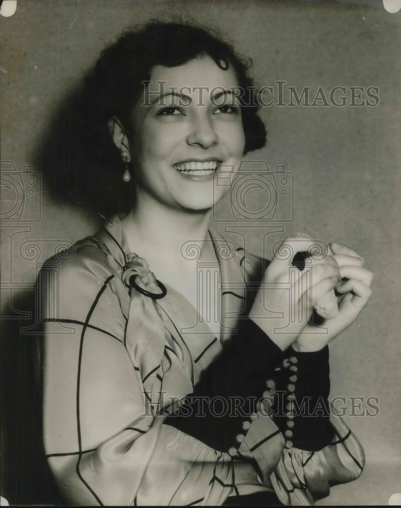 1932 Press Photo Leoda Gornnell Manicure - Historic Images