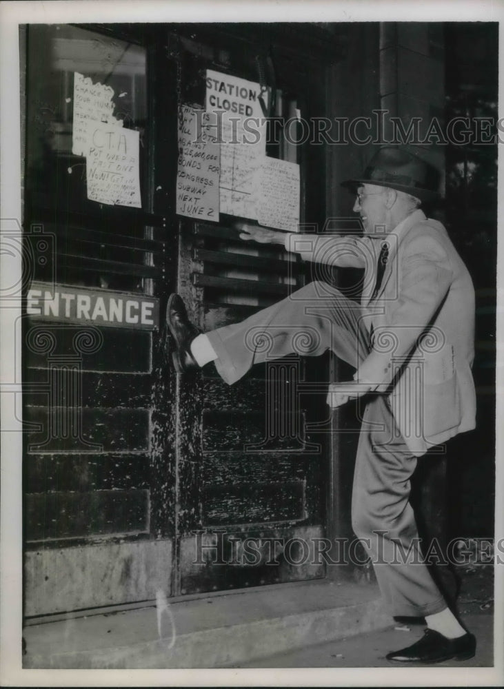 1952 Press Photo John N. Green Kicking The Entrance Door To An &quot;L&quot; Station-Historic Images