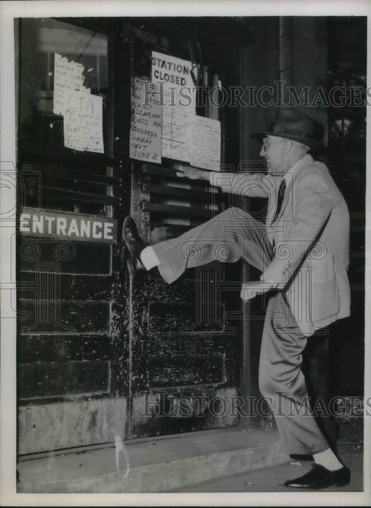 1952 Press Photo John N. Green Kicking The Entrance Door To An "L" Station-Historic Images