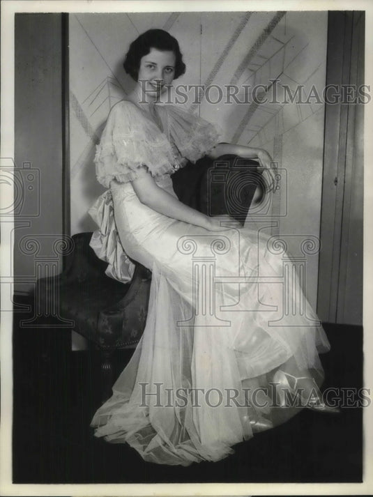 1933 Press Photo Miss Isobel Gordon, Chicago Society, posing - Historic Images
