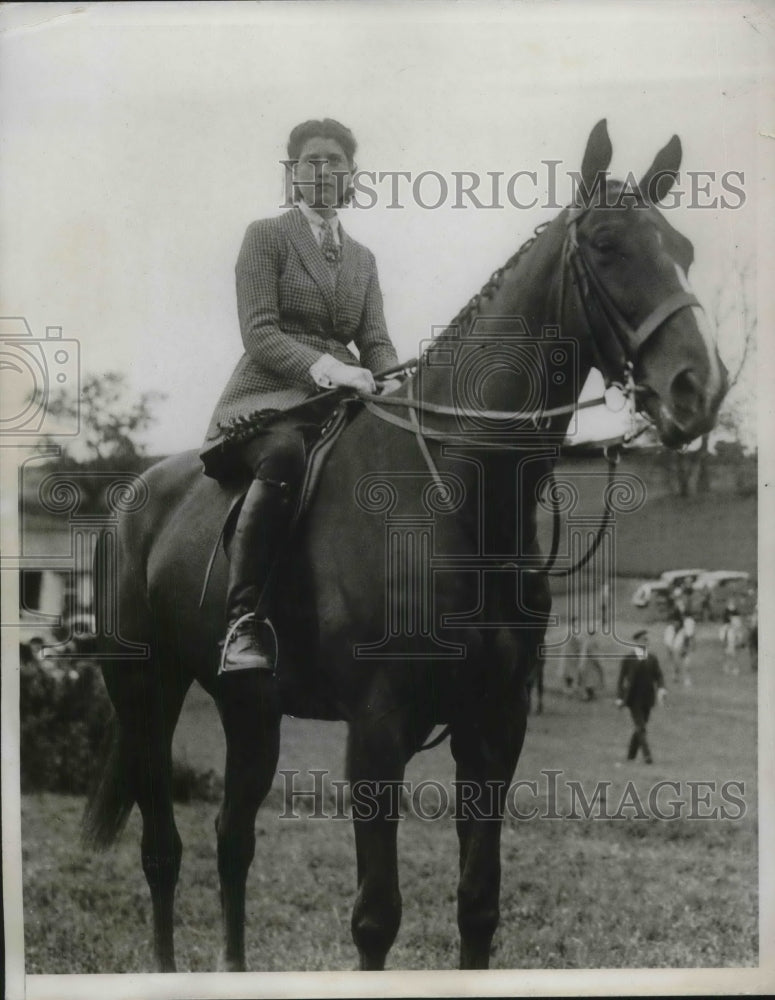 1933 Carol Gimble on Weary River, Wilmington Horse Show - Historic Images