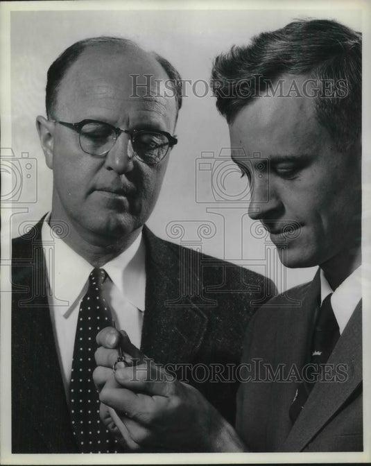 1957 Press Photo GE Research labs, Dr CG Suits & Dr Robert Wentorf - Historic Images