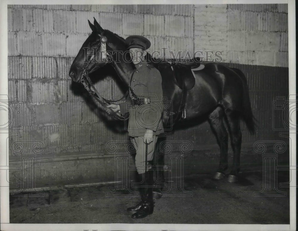 1932 Press Photo Capt Frederick Ahern with Gallowglass in jumper class - Historic Images