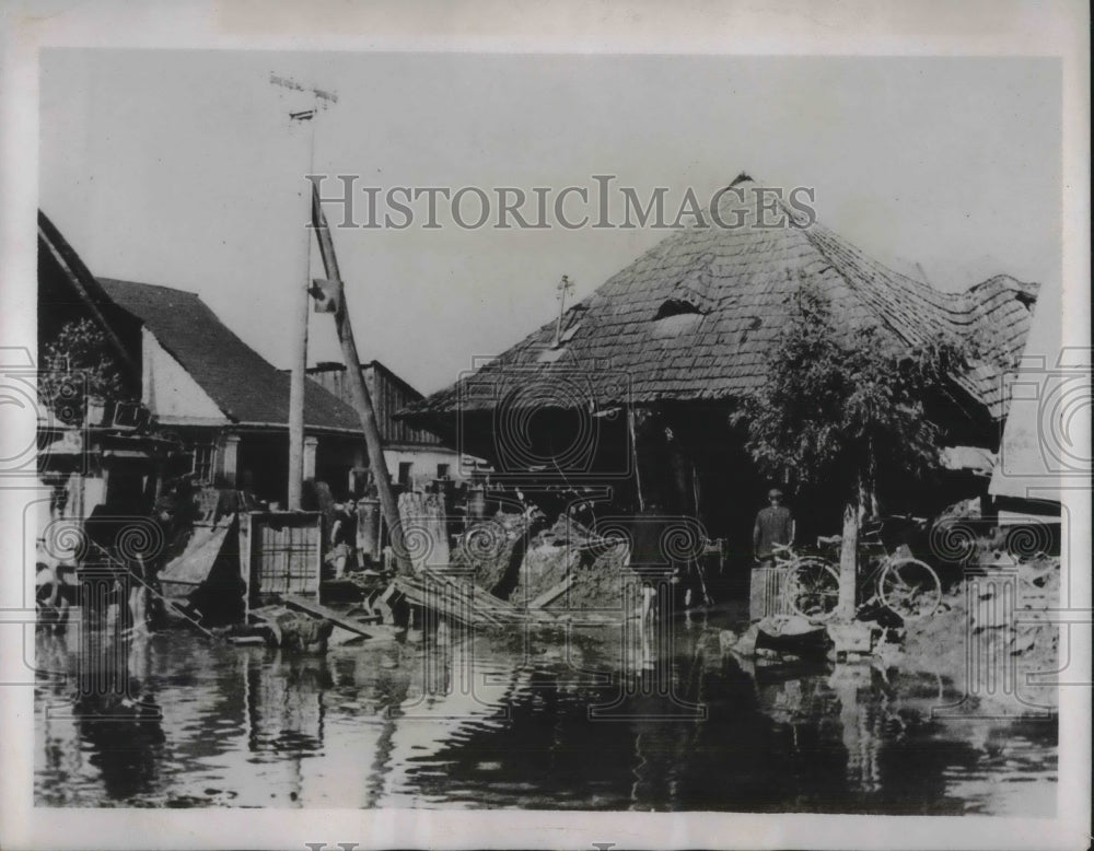 1933 Villagers clean up after floods at Vylok, Czech. - Historic Images