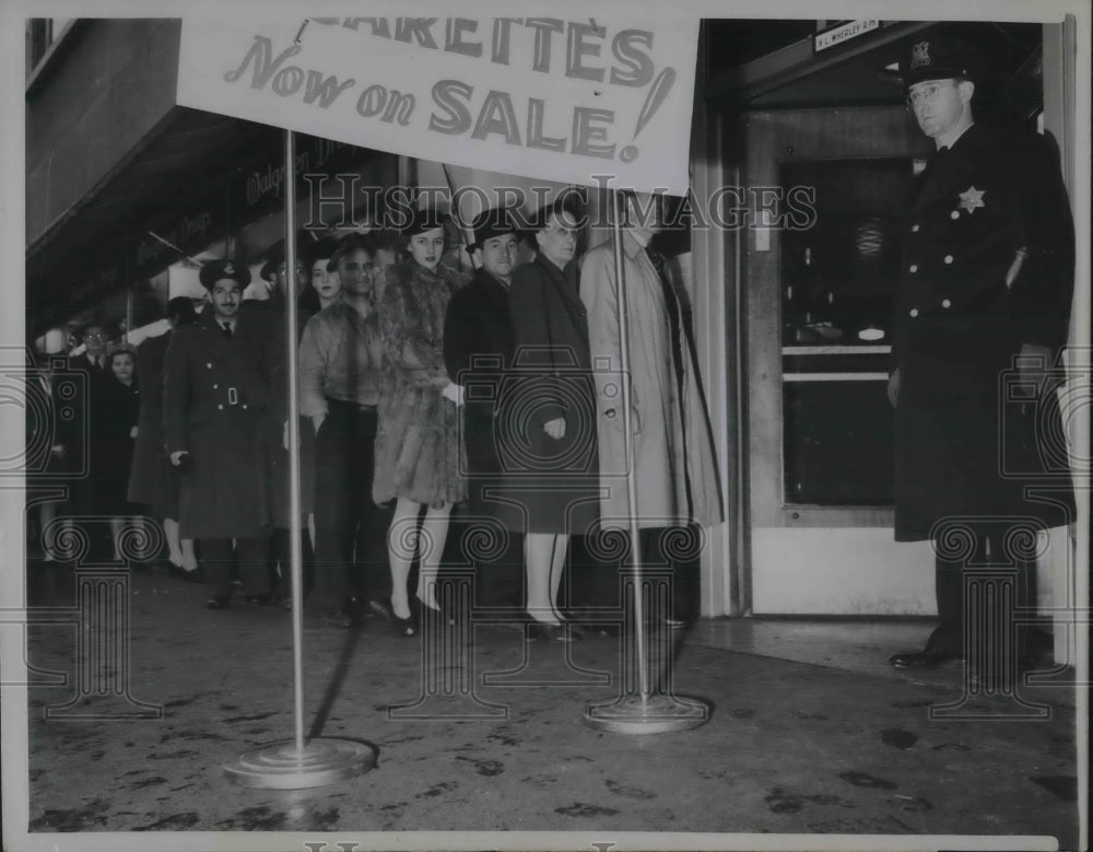 1944 Press Photo Officer Edward Kirby braves the crowd as people stand in line - Historic Images