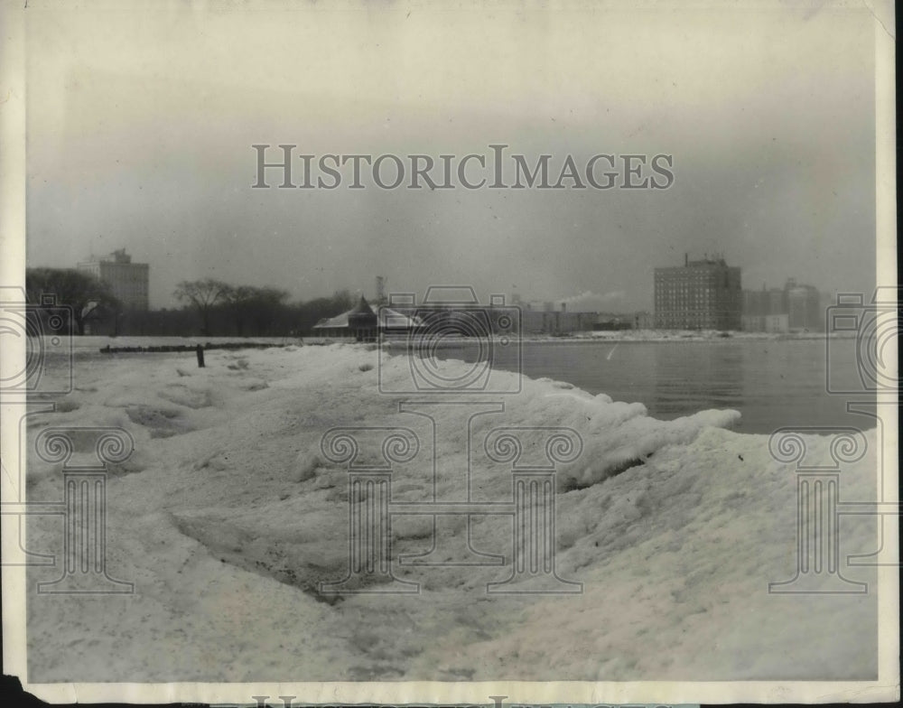 1924 Press Photo Chicgo, Ill Lake Michigan frozen during a cold snap near 57th - Historic Images