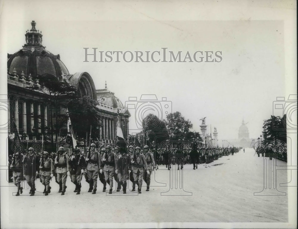 1932 A Detachment Of Infantry Parading Past The Invalides - Historic Images