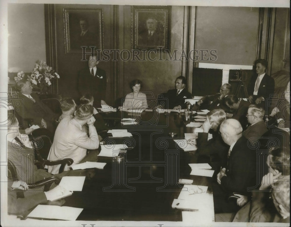 1932 New York Mayor talking to his council during meeting - Historic Images