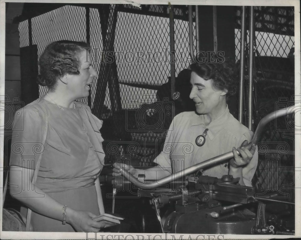 1944 Press Photo Mrs. Walter Elliott, Miss Susan Quinn, PCA Employee - Historic Images