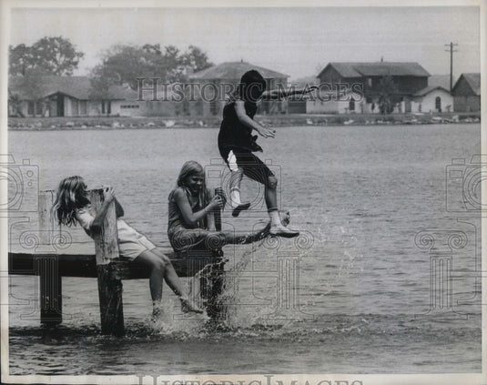 1969 Press Photo Houston Manned Spacecraft Center Kids Jumping in Water - Historic Images
