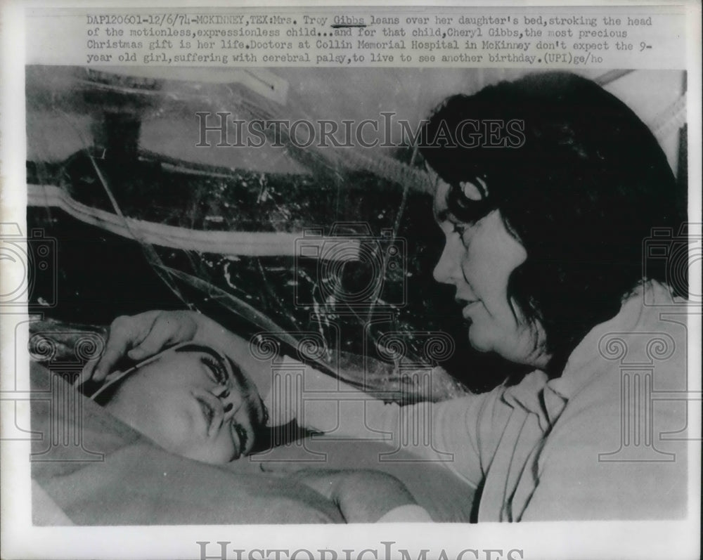 1974 Press Photo Mrs Troy Gibbs With Daughter Cheryl In Hospital On Christmas - Historic Images