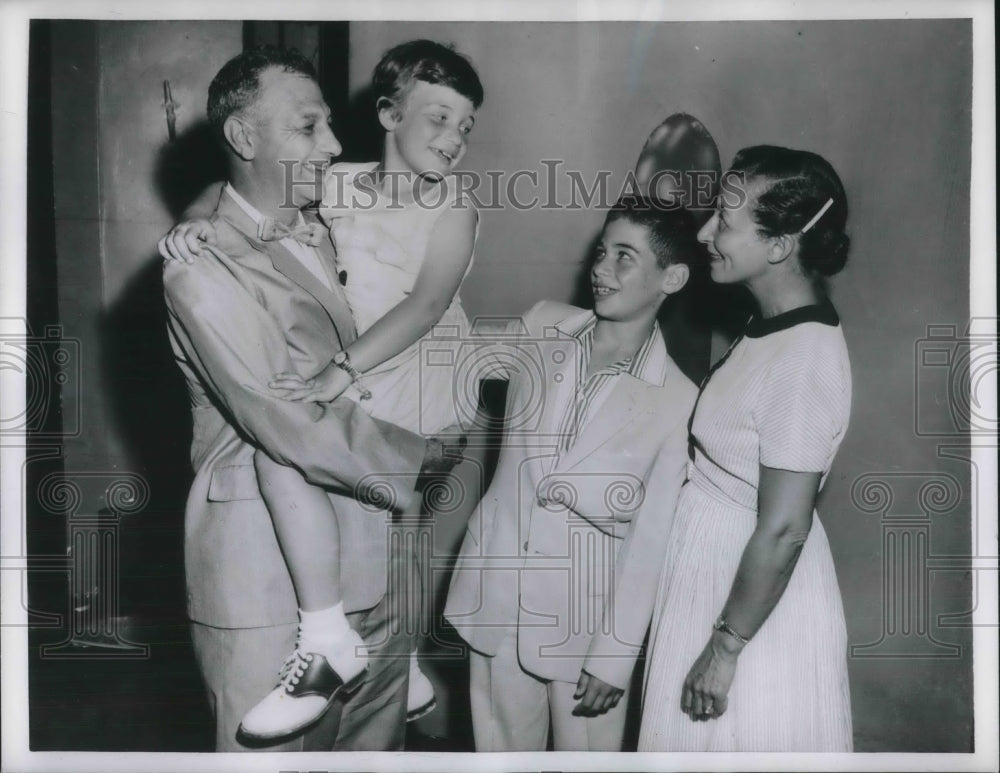1956 Press Photo Morton Garmise With His Children And Wife Felicia - Historic Images
