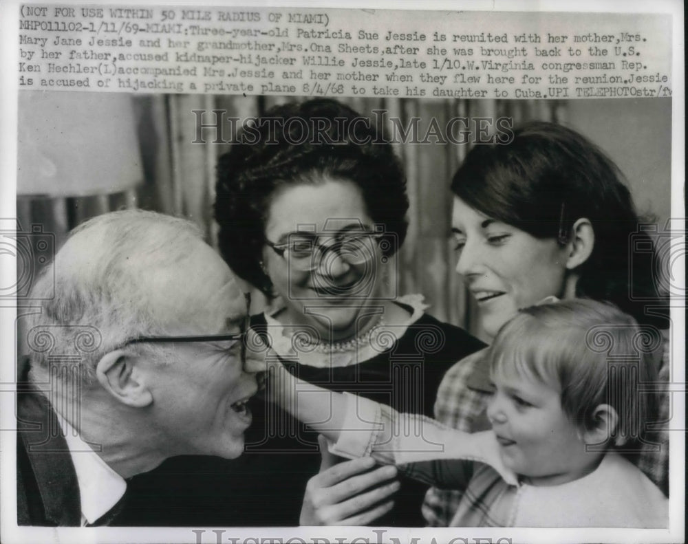 1969 Patricia Sue Jessie Reunited with Family After Father Kidnapped - Historic Images