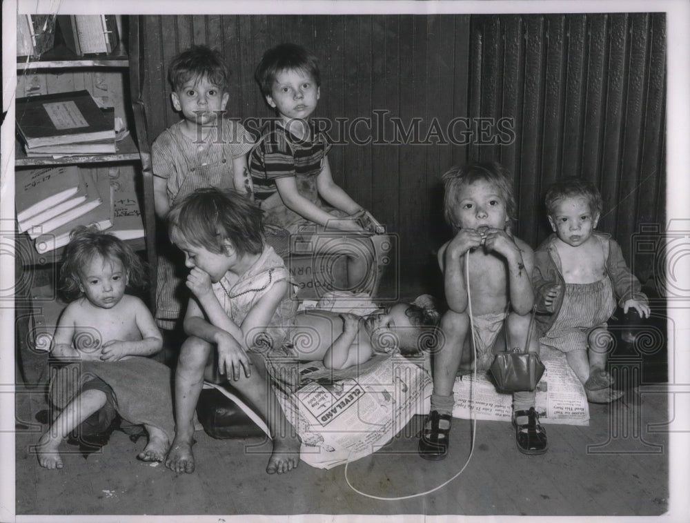 1954 Press Photo Seven Small Children Found Alone and Hungry In a &quot;Filthy&quot; Apt. - Historic Images