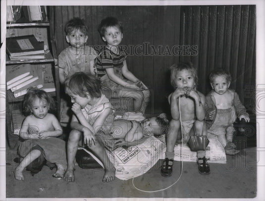 1954 Press Photo Seven Small Children Found Alone and Hungry In a "Filthy" Apt. - Historic Images