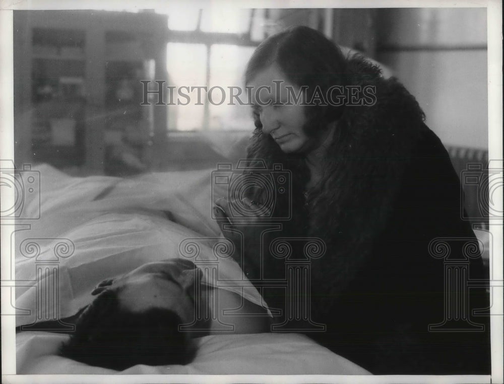 1935 Press Photo James A Haley with wife Susie after being shot in the arm - Historic Images