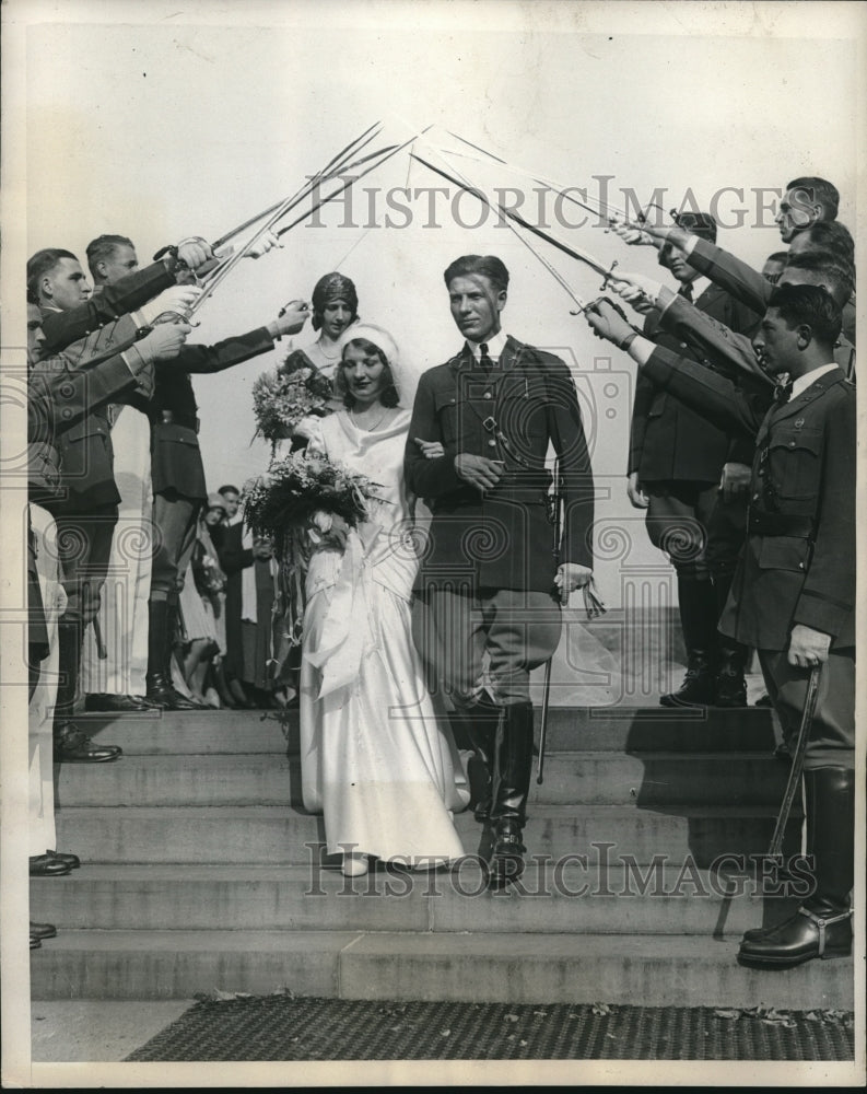 1930 Press Photo Lieut. Russell Vittrup and Bride Pass Beneath Crossed Swords - Historic Images