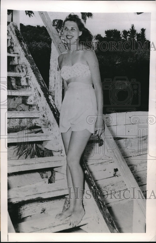 1948 Press Photo Stephana Saja Waits to Wed Francis Hitchcock in Daytona Beach - Historic Images