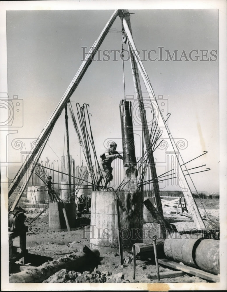 1952 Press Photo Worker Bails Water From Concrete Bridge Footing in Chile-Historic Images