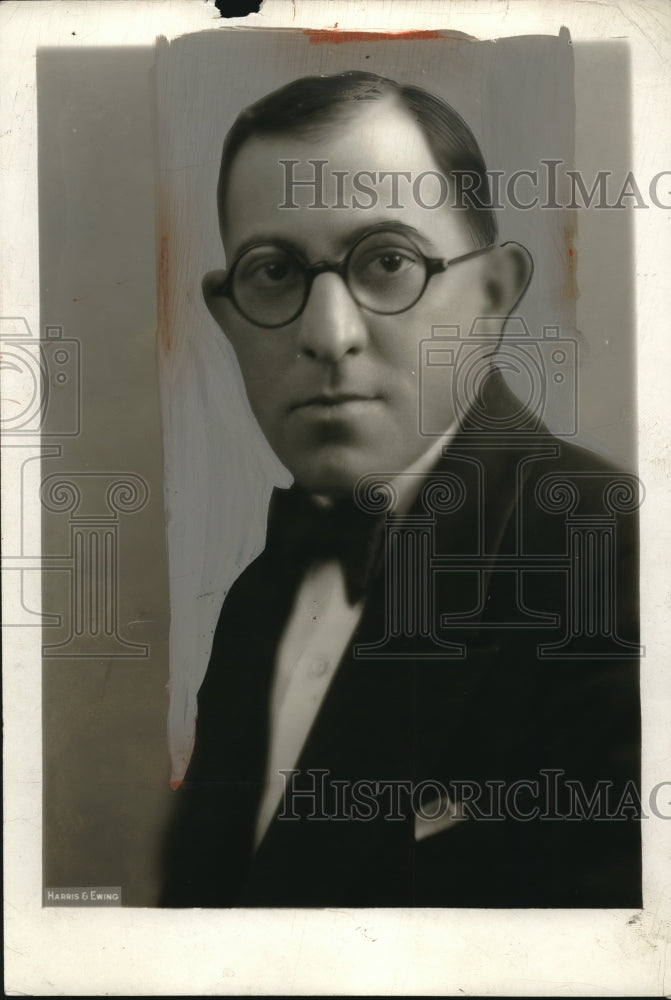 1928 Press Photo Mr RL Sask Poses For Photo - Historic Images