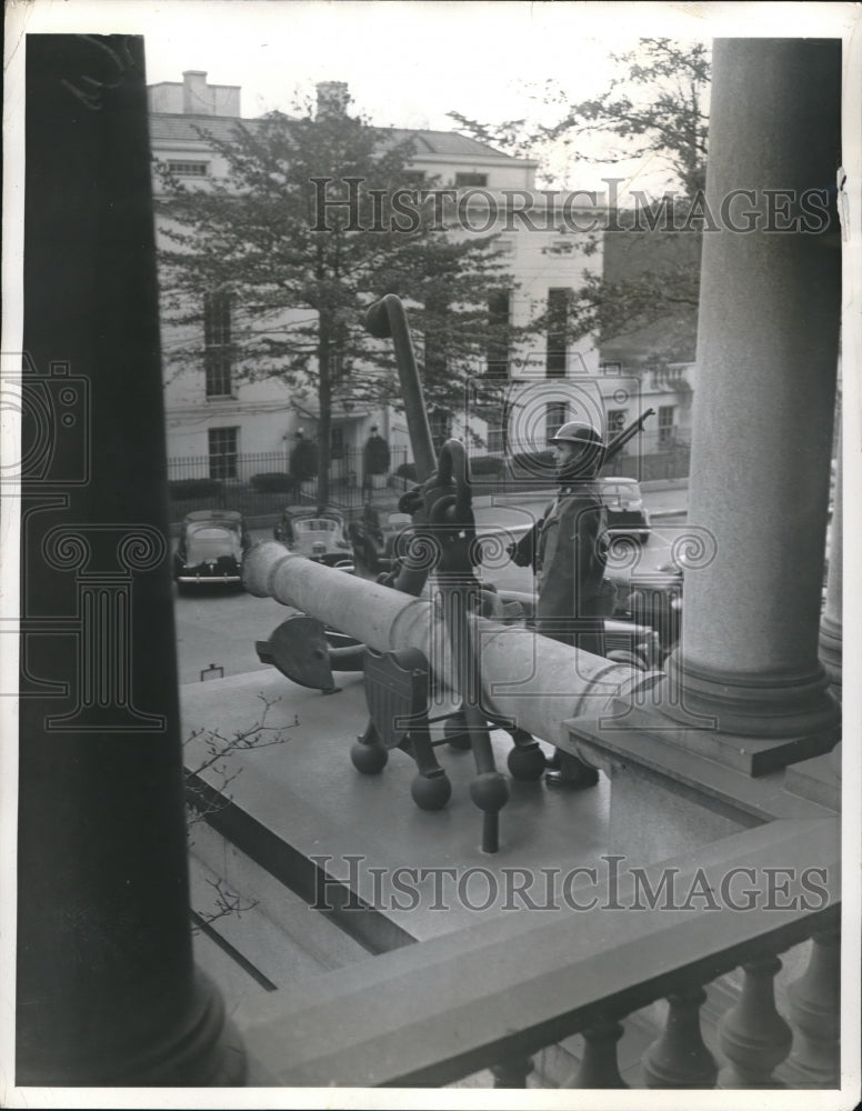 1941 Press Photo Spanish Cannon Forms Frame For State Department Building Guard - Historic Images