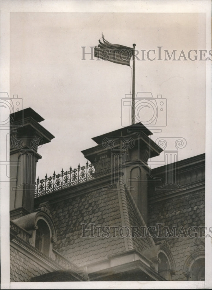 1940 flag atop State Department in D.C torn from high wind, 12/14/40 - Historic Images