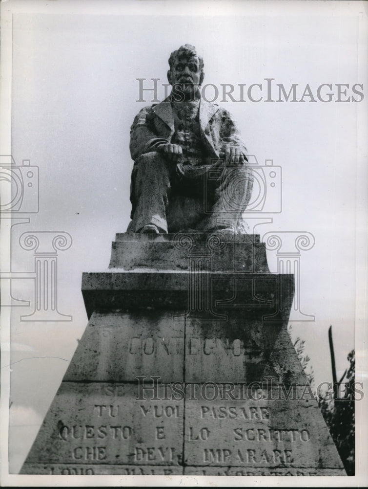 1958 Press Photo Statue of Michele Di Prisco in Fontanarosa, Italy - Historic Images