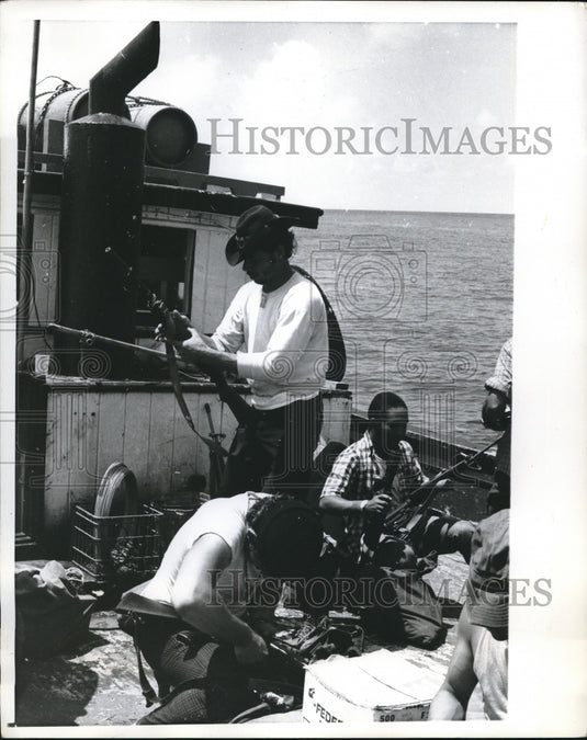 1970 Soldiers Look at M - Historic Images