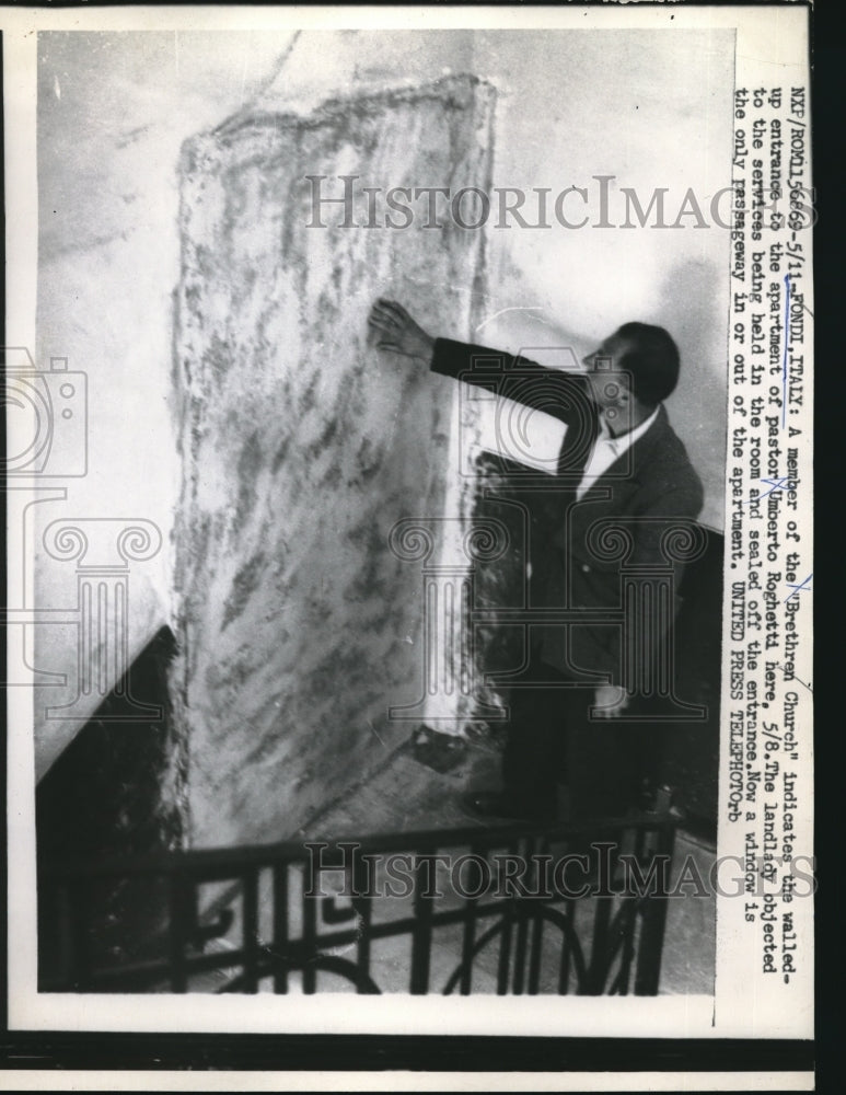 1958 Press Photo Bretheren Church Member in Fondi Italy Displays Marble Tomb - Historic Images