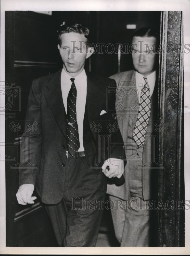 1931 Charles Vreeland Apprehended By Police After Stabbing of Wife - Historic Images