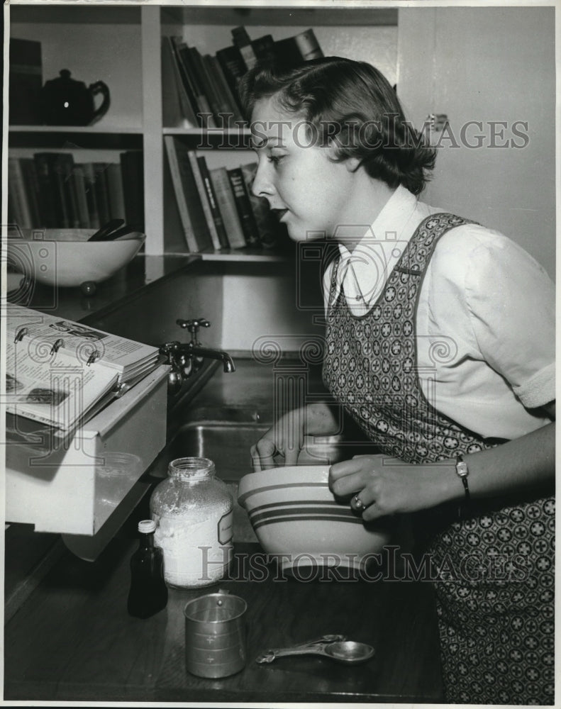 1954 Press Photo Pretty Baylor College Honors Student Demonstrates Baking Skills - Historic Images