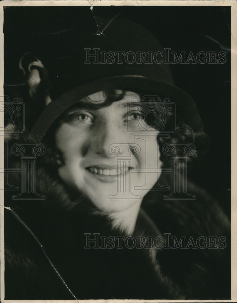 1925 Dorothy Dawson Vangran Socialite Wears Curls and Fur With Hat - Historic Images
