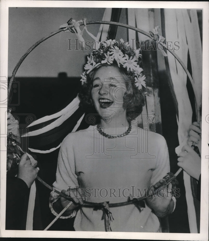 1950 Miss Jean E. Vorys Crowns Queen of May at Bryn Mawr College - Historic Images