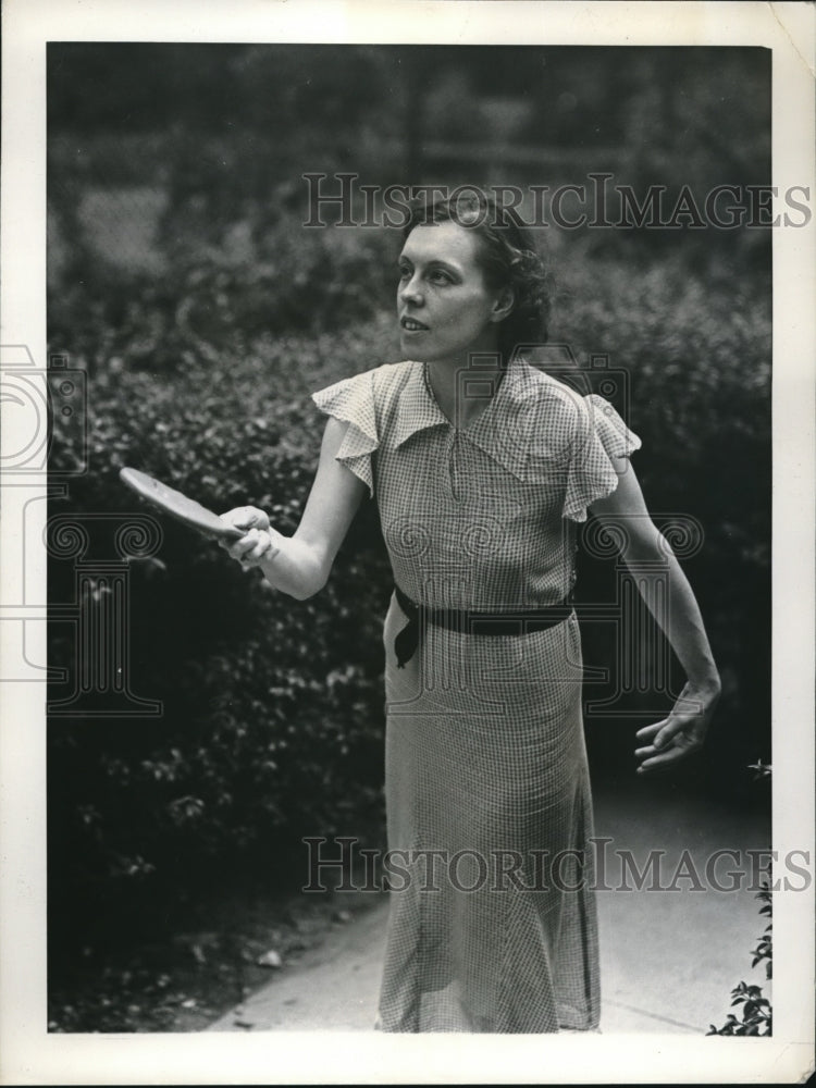 1937 Adult Woman Playing Hi - Historic Images