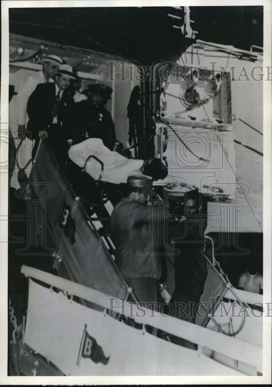 1942 Press Photo James Rozee, Asst. Purser Removed from Liner Lady Hawkins-Historic Images