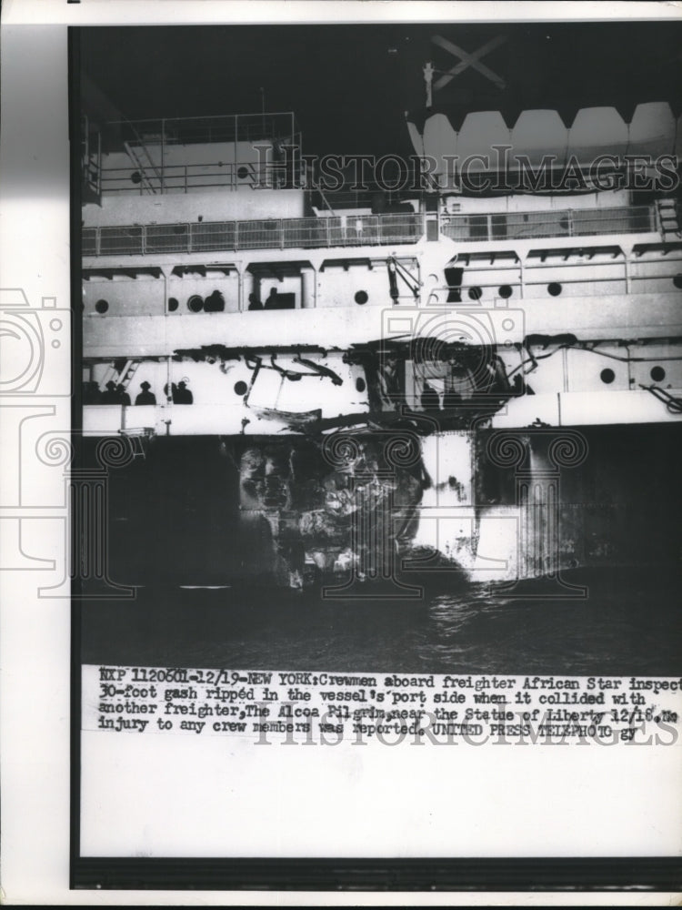 1956 Press Photo African Star Crewmen Inspect Gash in Ship After Boat Crash - Historic Images