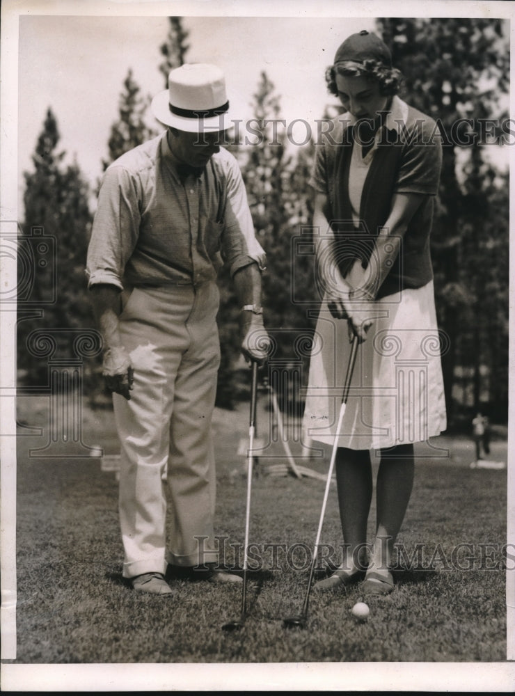 1937 Golf pro &quot;Queen &quot; Helen Moody practice as she awaits divorce - Historic Images