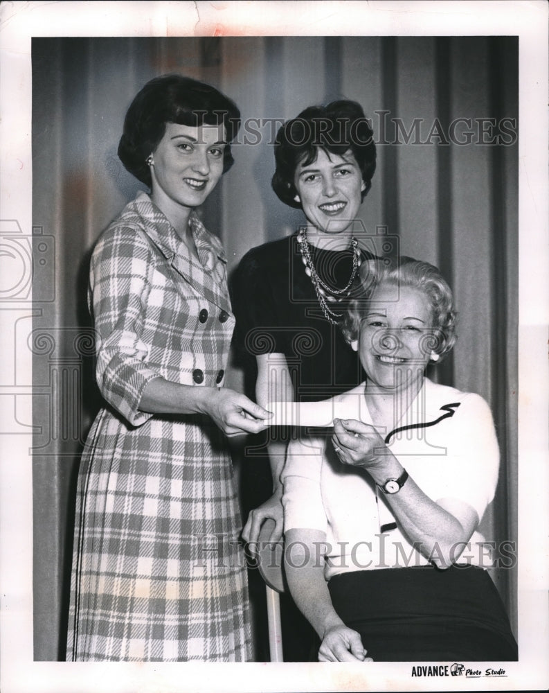 1962 Press Photo Mrs Joseph Dallos &amp; Joan Benson Present Check-Historic Images