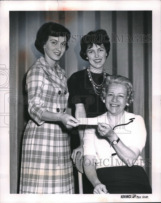 1962 Press Photo Mrs Joseph Dallos & Joan Benson Present Check-Historic Images