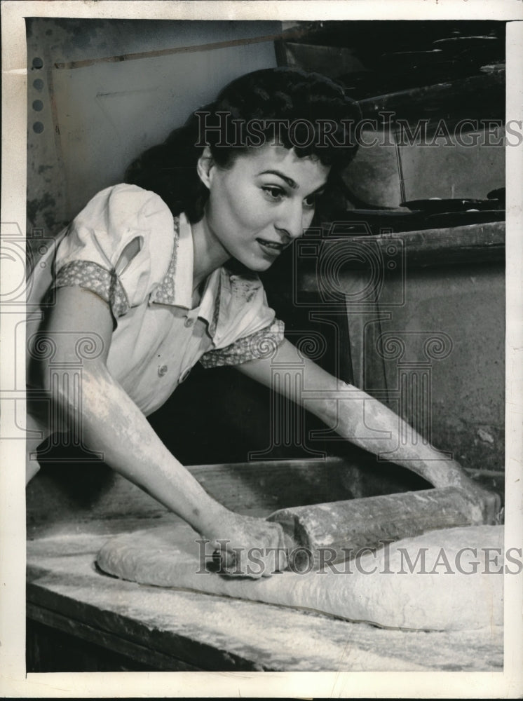 1943 Press Photo Waitress Daphne Sylva Kneads Dough - Historic Images