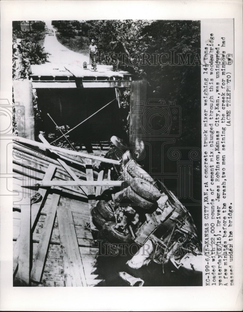 1949 Press Photo Concrete Mixer Truck On Collapsed Wooden Bridge Kansas City - Historic Images