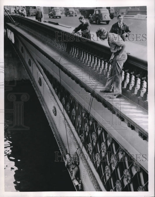 1953 Press Photo Workmen Remove Decorations from Queen Elizabeth's Coronation - Historic Images