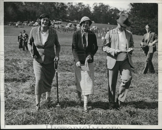 1933 Press Photo Mrs. George Fuller, Mrs. Paul Abbott & Mr. Pynchon at Race - Historic Images