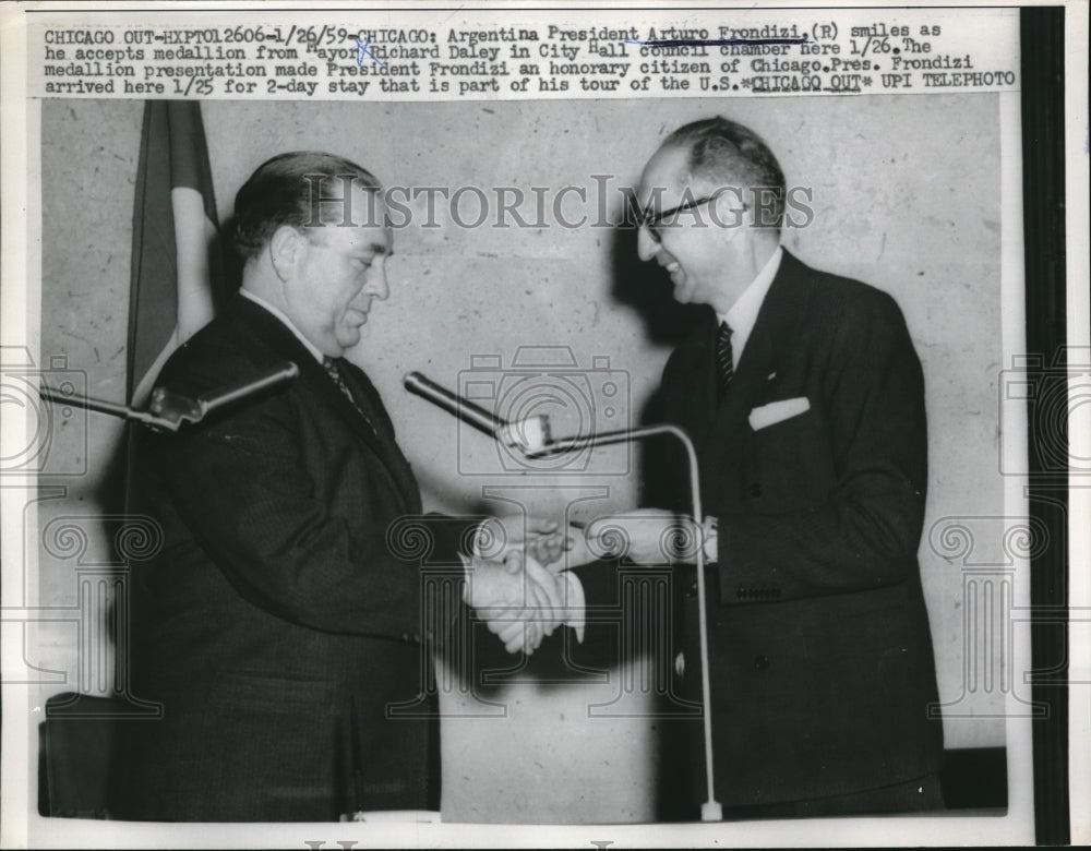 1959 Arturo Frondizi Accepts Medallion From Chicago Mayor - Historic Images