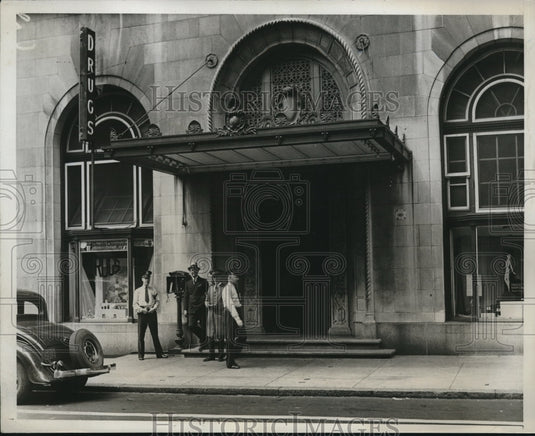1933 Police guards Hotel Penn, ex Pres wife Mrs Machado checks in - Historic Images
