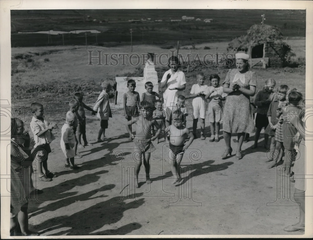 1946 Press Photo Children of Murine Station workers singing and dancing - Historic Images