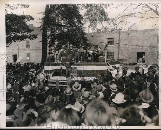 1938 Virginia Town's historic Dog Mart - Historic Images