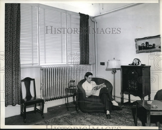 1943 Chicago Property Owner Helps with City's Housing Problem - Historic Images
